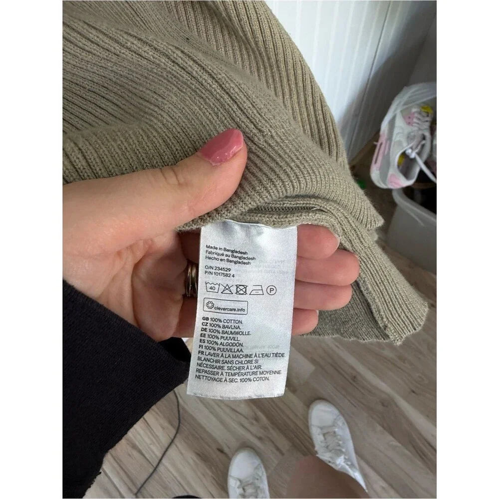 H&M Men's ribbed relaxed fit cotton Crewneck Sweater in tan brown